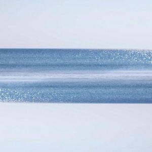 Ségolène Trousset, artiste photographe, met en scène l'infini de l'océan atlantique à partir de ses photographies prises sur l'île de ré.